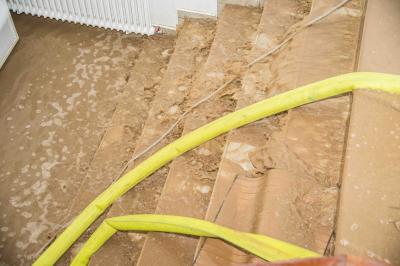 Fellbach: Unwetter sorgt fuer ueberflutete Fahrbahnen - Tennishalle 2 Stockwerke unter Wasser